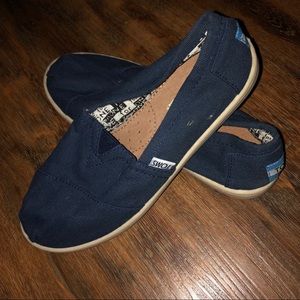 navy blue toms